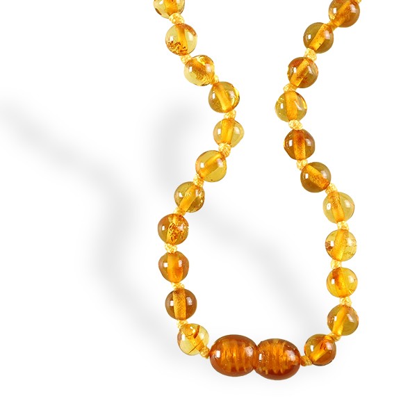 Collier bébé Ambre, petites perles cognac, à la poussé des premières dents de bébé.