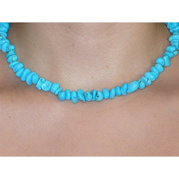 Collier Turquoise stabilisée, petits morceaux polis de Turquoise, utile en protection lors des voyages.