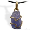 Pendentif pierre brute Tanzanite avec cerclage plaqué or, pour calmer l'activité du mental