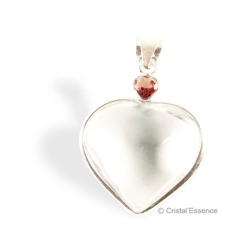 Pendentif Cristal de roche cœur avec cerclage argent et un grenat qui donne une touche de vitalité.