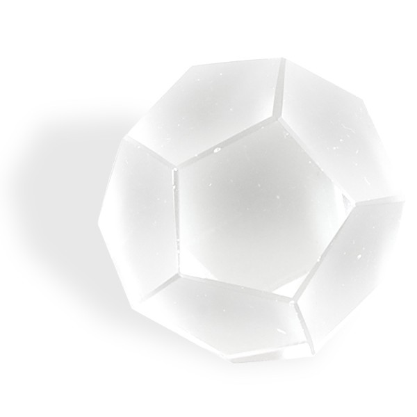 Cristal de roche, dodécaèdre taillé constitué de 12 pentagones pour la ré-harmonisation