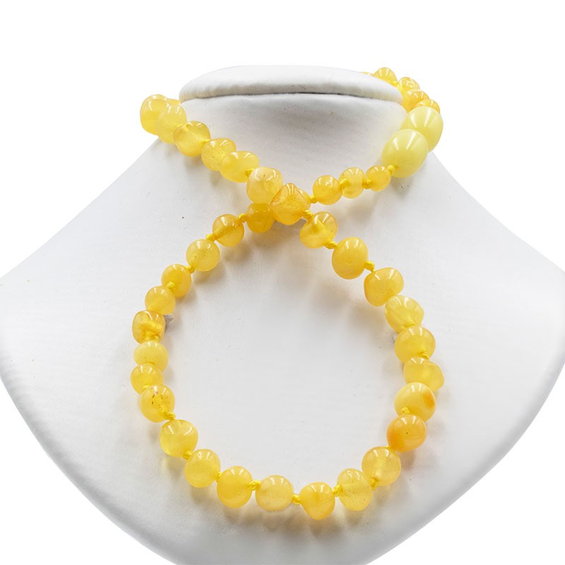 Collier bébé Ambre, poli jaune laiteux, à la poussé des premières dents de bébé.