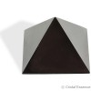 Shungite pyramide polie vue dessus contre les ondes électromagnétiques