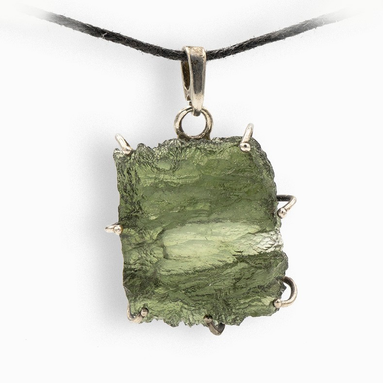 La Moldavite est par excellence la pierre d’ouverture du cœur, en pendentif argent