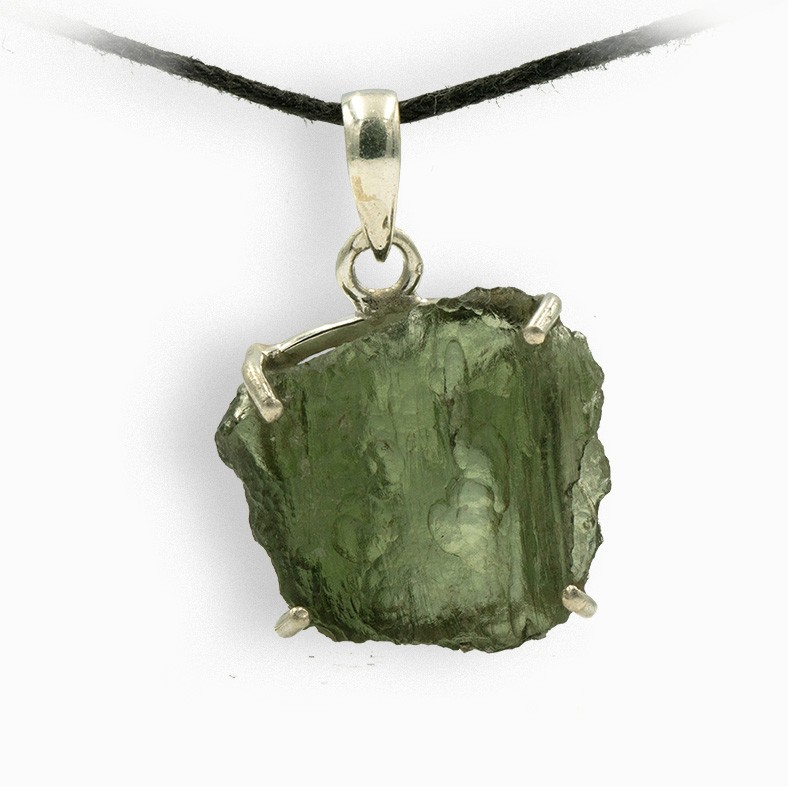 Moldavite authentique en pendentif argent, elle correspond au 4e chakra, le chakra du cœur