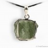 Moldavite authentique en pendentif argent, elle correspond au 4e chakra