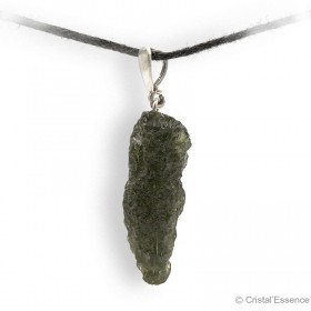 Moldavite en pendentif, pierre d'ouverture du cœur