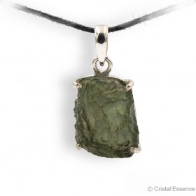 La Moldavite est par excellence la pierre d’ouverture du cœur, et de façon plus large, d’ouverture à la vie.