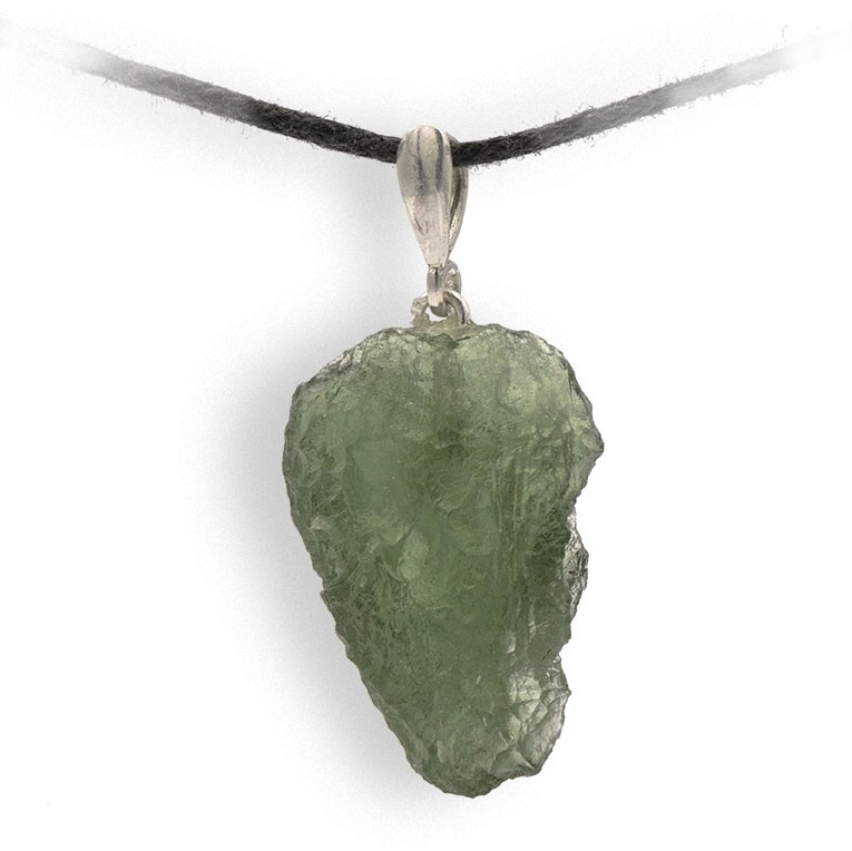 Moldavite en pendentif, pierre d'ouverture du coeur