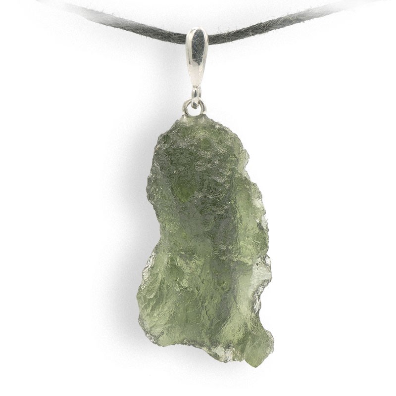 Moldavite en pendentif, pierre d'ouverture du coeur, d'ouverture à la vie,