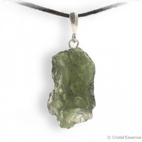 La Moldavite, par excellence une pierre du chakra du cœur, très adaptée à être portée en pendentif