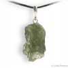 La Moldavite, par excellence une pierre du chakra du cœur, très adaptée à être portée en pendentif
