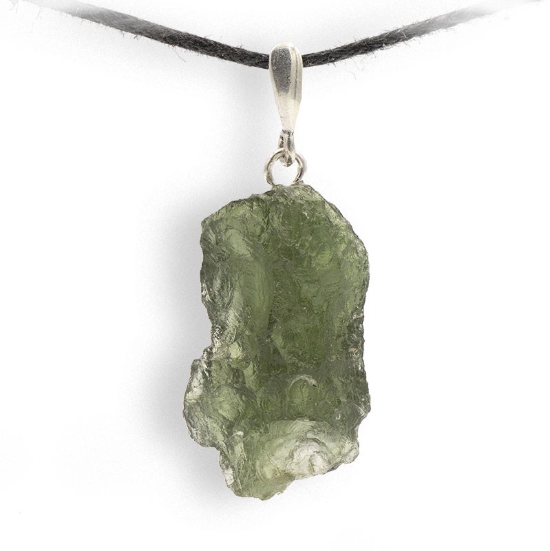 La Moldavite, par excellence une pierre du chakra du cœur, très adaptée à être portée en pendentif