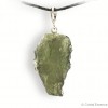 Moldavite en pendentif argent, elle correspond au 4e chakra, le chakra du cœur