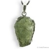 La Moldavite correspond au 4e chakra, le chakra du cœur. Pendentif en argent.
