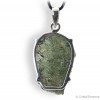 La Moldavite correspond au 4e chakra. Pendentif en argent.