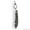 La Moldavite correspond au 4e chakra. Pendentif en argent.