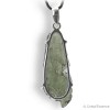 La Moldavite correspond au chakra du cœur. Pendentif en argent.