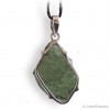 La Moldavite est très adaptée à être portée en pendentif. Moldavite authentique.