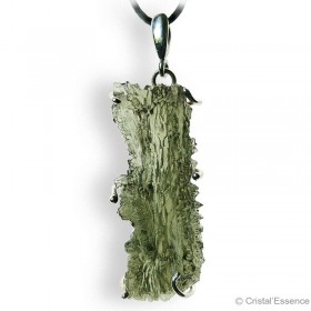 Moldavite de Nesmen Forest en pendentif argent, elle correspond au 4e chakra, le chakra du cœur