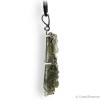 Moldavite en pendentif argent, elle correspond au 4e chakra, le chakra du cœur