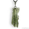 Moldavite en pendentif argent, elle correspond au 4e chakra