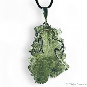 Les Moldavites de Nesmen Forest sont très rares, magnifiquement découpées et très fines. Pendentif argent.