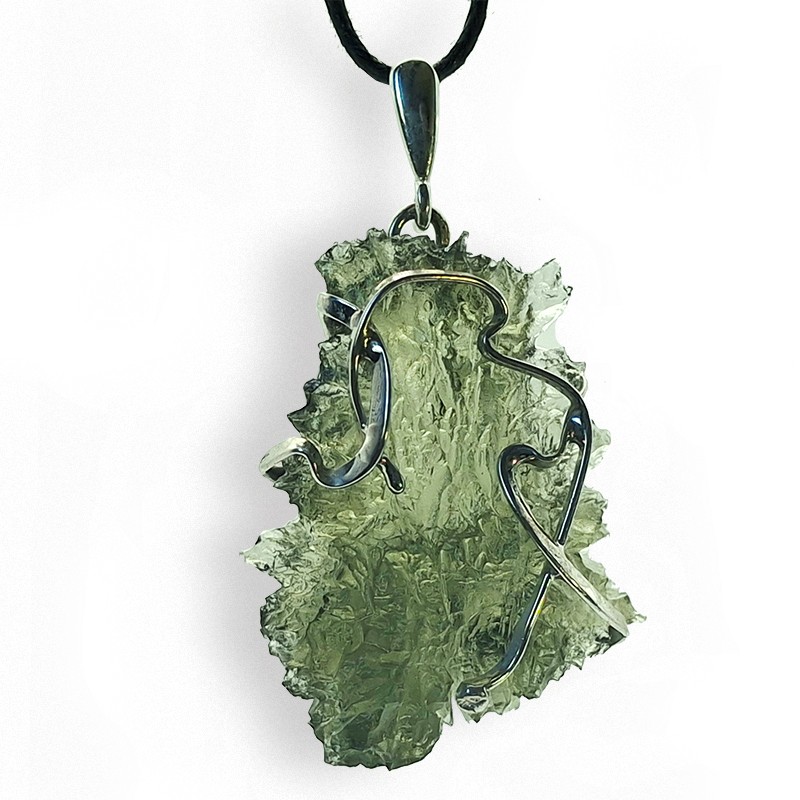 Les Moldavites de Nesmen Forest sont très rares, magnifiquement découpées et très fines. Pendentif argent.