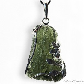 La Moldavite, par excellence une pierre du chakra du cœur, est très adaptée à être portée en pendentif. Une belle transparence