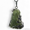 La Moldavite, par excellence une pierre du chakra du cœur, est très adaptée à être portée en pendentif. Une belle transparence