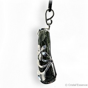 Très beau pendentif : la Moldavite, par excellence une pierre du chakra du cœur, est très adaptée à être portée en pendentif.