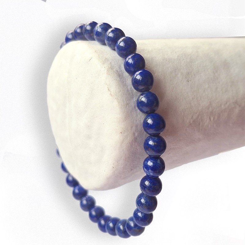 Le Lapis-lazuli correspond au 3e œil et permet de développer son potentiel créatif et son imagination.