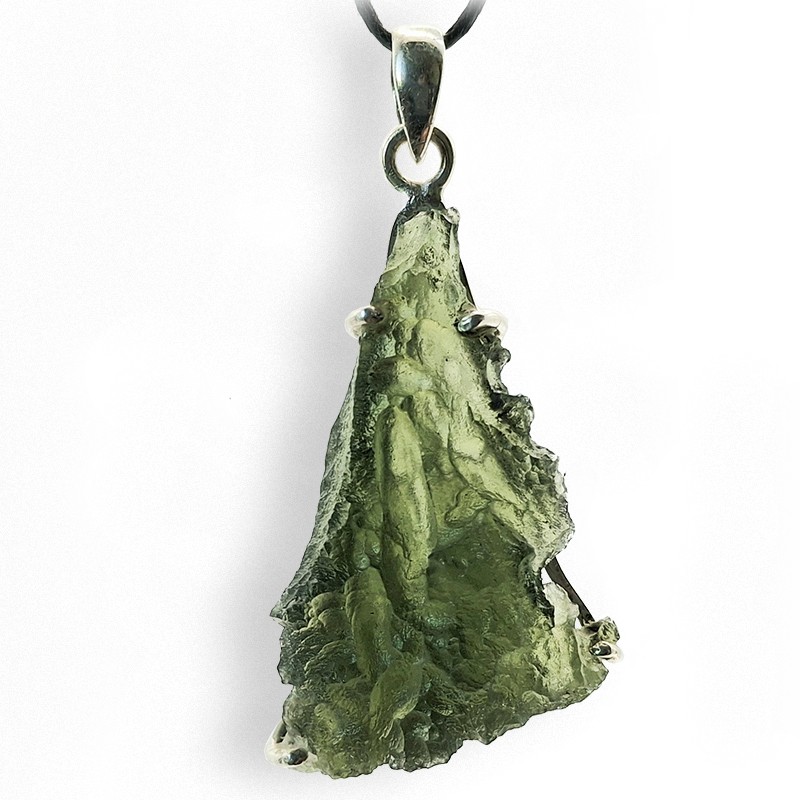 La Moldavite est par excellence la pierre d’ouverture du cœur, et de façon plus large, d’ouverture à la vie.