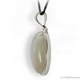 La Pierre de Lune, dont la principale origine est l’Inde, est le plus souvent connue dans sa couleur blanc/crème