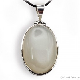 La Pierre de Lune, dont la principale origine est l’Inde, est le plus souvent connue dans sa couleur blanc/crème, beige