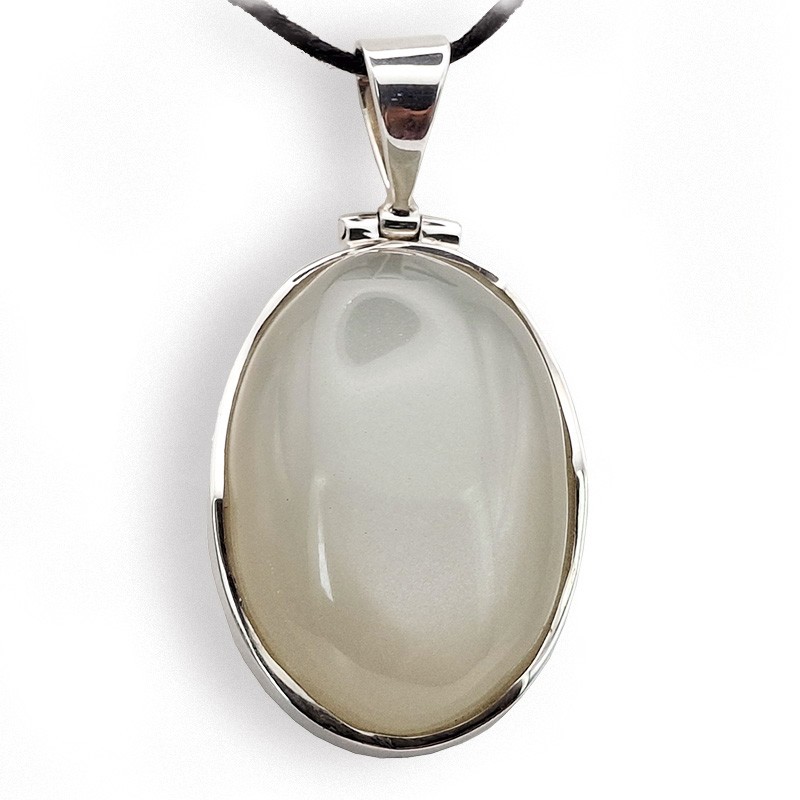 La Pierre de Lune, dont la principale origine est l’Inde, est le plus souvent connue dans sa couleur blanc/crème, beige