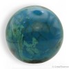 Chrysocolle en  sphère, adaptée à être posée dans un lieu de travail ou sur une table familiale.
