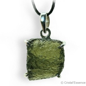 La Moldavite est par excellence la pierre d’ouverture du cœur, et de façon plus large, d’ouverture à la vie.