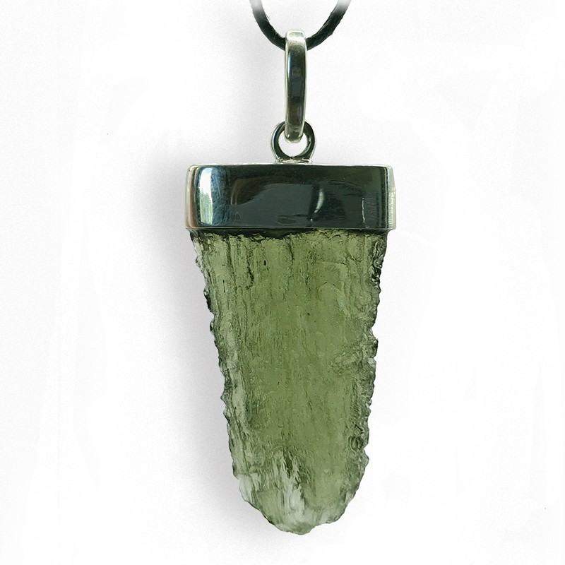 La Moldavite est par excellence la pierre d’ouverture du cœur, et de façon plus large, d’ouverture à la vie.
