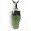 Moldavite en pendentif, pierre d'ouverture du coeur