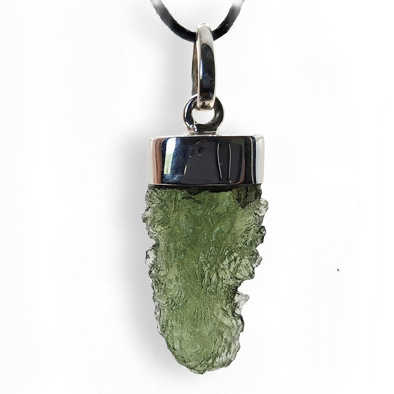 Moldavite en pendentif, pierre d'ouverture du coeur