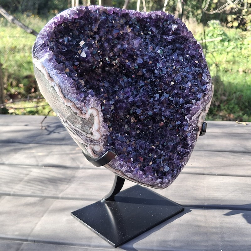 Plaque concave d'Améthyste d'Uruguay, belle couleur violette. Une pièce exceptionnelle, de grandes dimensions.