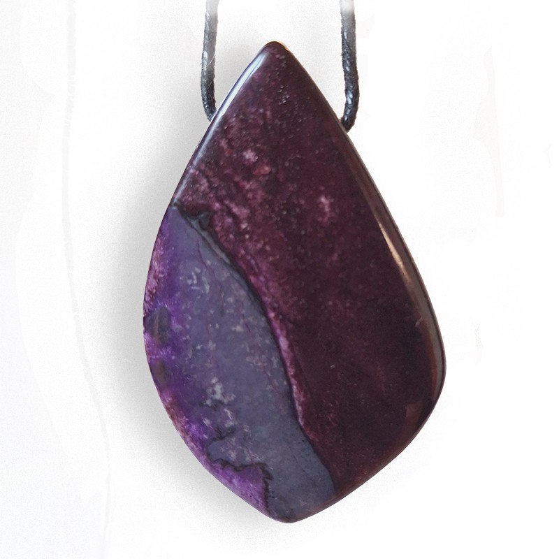 La Sugilite plus foncée a une énergie plus dense et permet de mieux intégrer ses qualités.