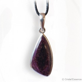 Sugilite petit cabochon forme arrondie, pendentif cerclé argent