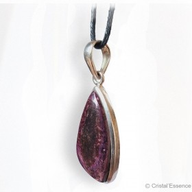 Sugilite petit cabochon forme arrondie, pendentif cerclé argent