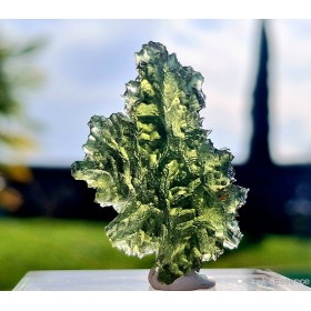 Les Moldavites de Besednice, comme celle-ci, sont très rares : les regarder dans leur transparence