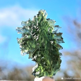 Les Moldavites de Besednice, comme celle-ci, sont très rares : les regarder dans leur transparence