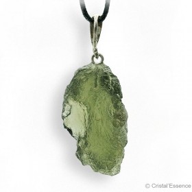 La Moldavite, par excellence une pierre du chakra du cœur, très adaptée à être portée en pendentif