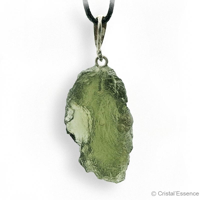 La Moldavite, par excellence une pierre du chakra du cœur, très adaptée à être portée en pendentif