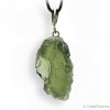 La Moldavite, par excellence une pierre du chakra du cœur, très adaptée à être portée en pendentif